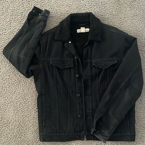 Mens denim jacket in black with interior faux fur. Slightly worn. Good condition